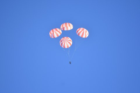 В США успешно испытали четыре космических парашюта