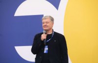 Провокатор бросил зеленкой в Петра Порошенко 