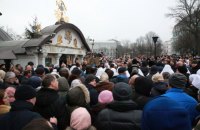 На Десятинці кияни зібралися з вимогою знести каплицю Московського патріархату (оновлено)