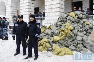 Возле Гостиного двора милиция уже пишет протоколы