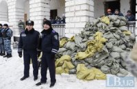 Возле Гостиного двора милиция уже пишет протоколы