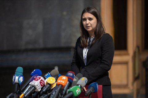 Опубликовано еще одно видео, на котором Мендель отталкивает журналиста от президента