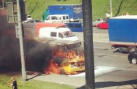 У Києві на окружній горить маршрутка