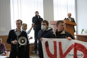 Кременчугский райсовет захватили протестующие против строительства ГОКа 