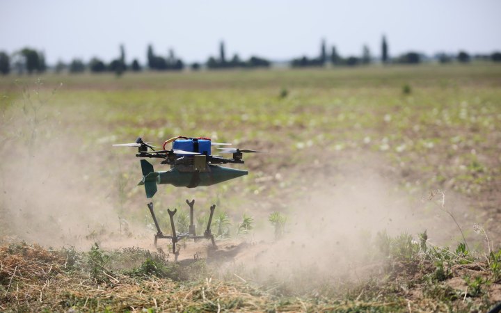 Російський FPV-дрон атакував цивільне авто на Харківщині