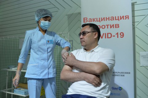 Президент Кыргызстана, который предлагал лечить COVID настойкой ядовитого растения, вакцинировался