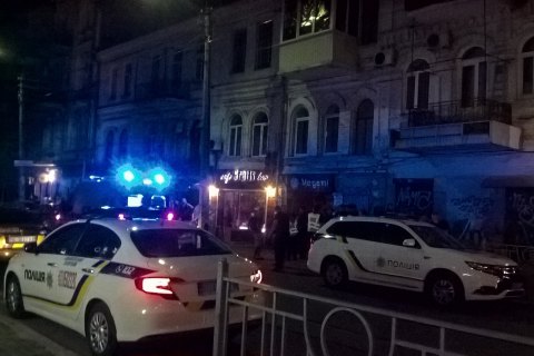 П'яний чоловік шаблею розбив голову перехожому на Подолі