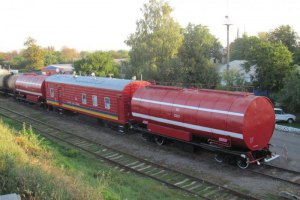 Нефтебазу под Киевом начали тушить при помощи пожарного поезда