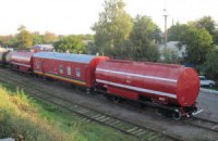 Нефтебазу под Киевом начали тушить при помощи пожарного поезда