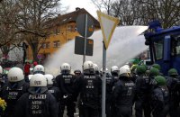 В Германии пикетчиков партийного съезда разгоняли водометами