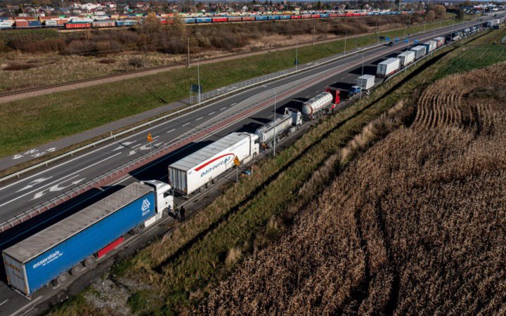 На українсько-польському кордоні у черзі застрягли понад 11 тисяч вантажівок