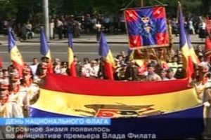Мэр Кишинева предложил уравнять молдавский флаг с румынским