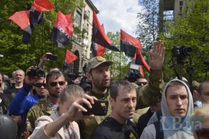 Военные ушли от базы ДУК  "Правый сектор"