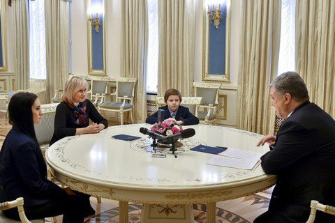 Порошенко встретился с семьей Сущенко в день его рождения