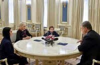 Порошенко зустрівся з родиною Сущенка в день його народження