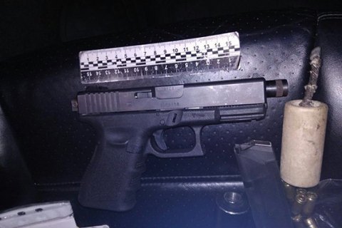 ​Полицейские задержали в Киеве мужчину с боевым пистолетом и патронами