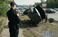 В Киеве на Столичном шоссе внедорожник снес ограждение и перевернулся