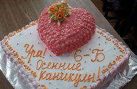 Вчительку харківської школи, яка не дала дитині шматок торта, звільнили