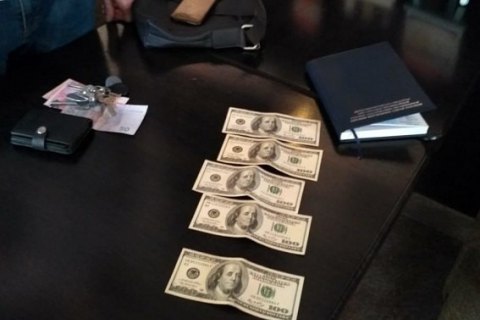 В Днепре замначальника колонии задержан при даче $500 взятки полицейскому