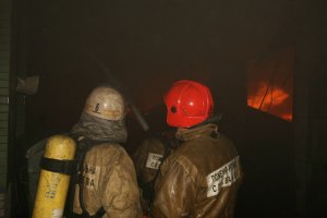 В Киеве горел склад сантехники и мебели