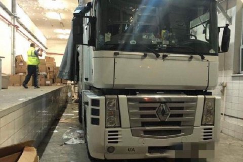В Украину пытались ввезти четыре тонны контрабандной одежды под видом секонд хенда