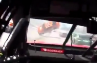 У гонці NASCAR гонщик дивом уникнув аварії
