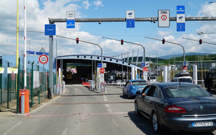 Словацькі перевізники почали блокувати рух вантажівок на кордоні з Україною