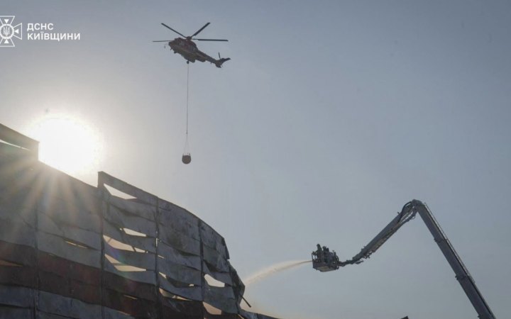 У Київській області понад добу гасили пожежу на місці російського удару