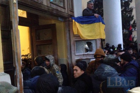 Иностранные послы осудили штурм Октябрьского дворца
