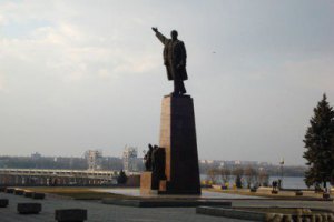 В Запорожье милиция не дала снести памятник Ленину у ДнепроГЭС