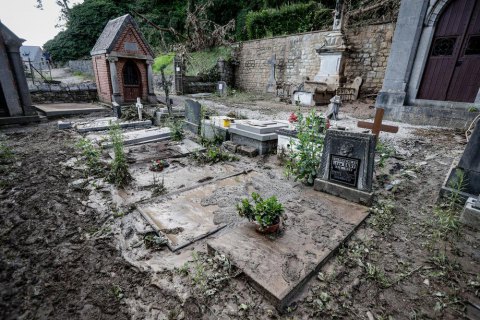Бельгию снова накрыли наводнения: течения залили улицы, стихия смывала авто и разрушила кладбище