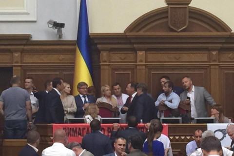 "Батькивщина" и РП заблокировали президиум Рады