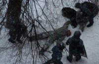 "Беркут" відтягнув за кордон силовиків непритомного чоловіка