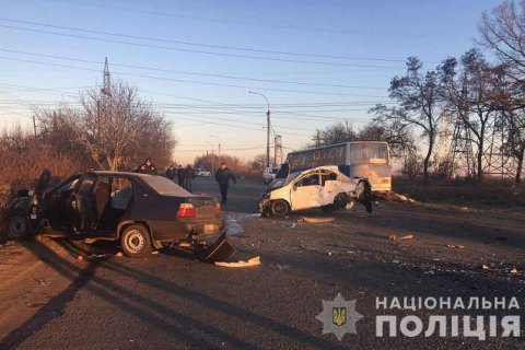 В Никополе в ДТП с автобусом и двумя легковушками погиб один человек, 12 пострадали