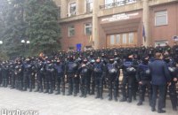 Николаевский облсовет взяли под охрану полтысячи силовиков, но часть противников Савченко прорвалась на заседание (обновлено)