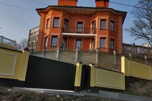 Азаров выставил на продажу особняк в центре Киева