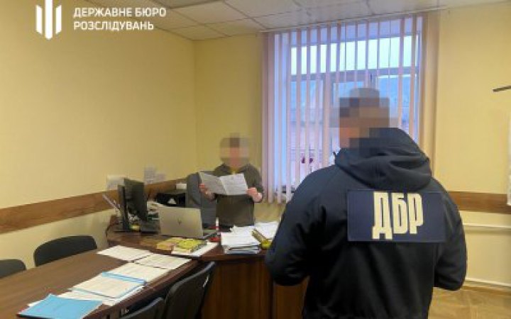Відправили під варту посадовицю Вінницького ТЦК та її спільника, яких підозрюють у побитті чоловіка