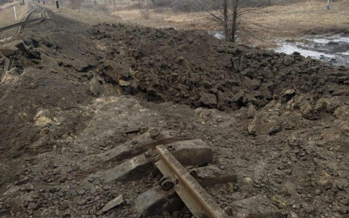 Окупанти обстріляли Слов'янськ, пошкоджено залізничну колію