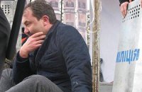Волынского губернатора приковали наручниками на сцене Евромайдана и требуют увольнения