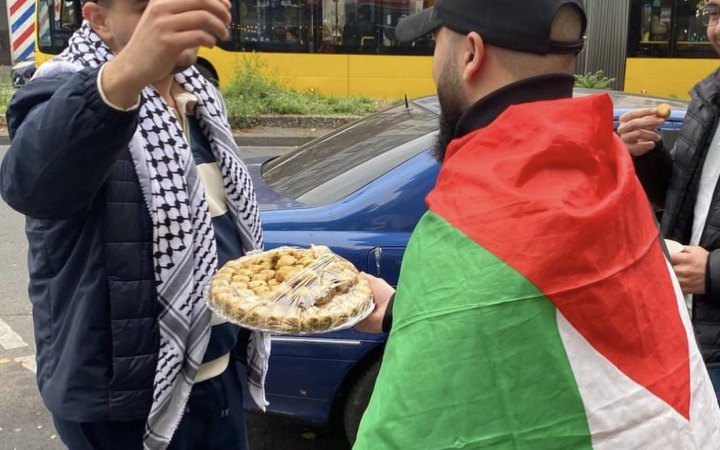 У Берліні прихильники ХАМАСу роздавали пахлаву в честь нападу на Ізраїль