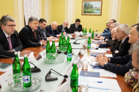 Порошенко запропонував Німеччині та Франції направити своїх представників у СЦКК