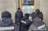 У Києві затримали чоловіка, який кинув молоток у вікно Ради