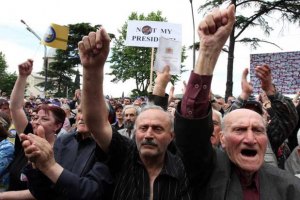 Противников Саакашвили под парламентом не разогнал даже ливень