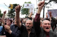 Противников Саакашвили под парламентом не разогнал даже ливень