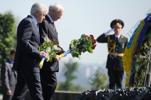Азаров возложил цветы к могиле Петра Столыпина