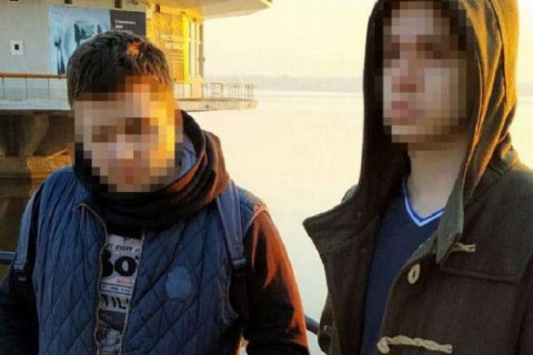 ​Суд отпустил из СИЗО двух парней, которые избили и сбросили с моста мужчину ради видео 