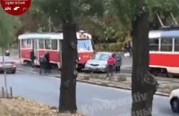 ​В Киеве водитель легковушки пытался "проскочить" между двумя трамваями, но столкнулся с одним из них