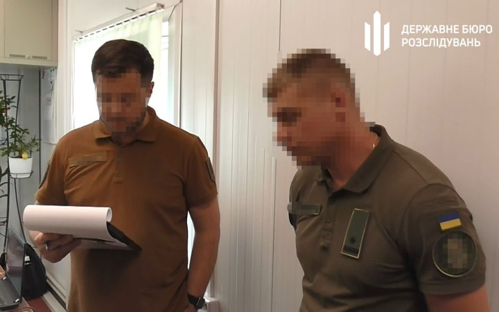 На Київщині посадовець військової частини вимагав гроші з підлеглих за оформлення виплат та відпусток, – ДБР