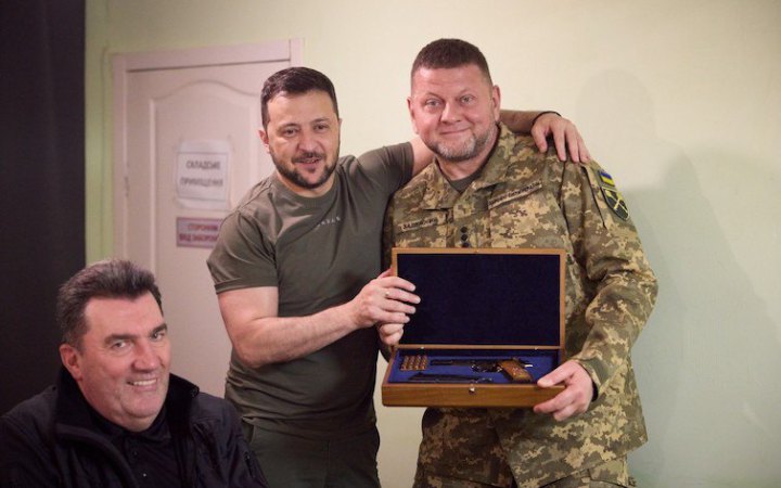 До Днів народження: Зеленський подарував Залужному нагородну зброю, а Сирському – картину