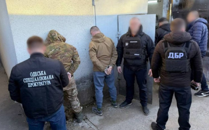 На Одещині п’ятьох військових підозрюють в організації каналу збуту зброї